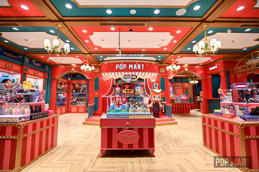 泡泡玛特迪士尼小镇店11月6日,泡泡玛特入驻迪士尼小镇,开出了旗下第