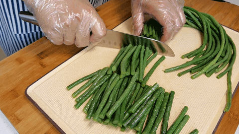 做芝麻酱拌豆角,不是直接淋芝麻酱这么简单,教你一招,百吃不厌