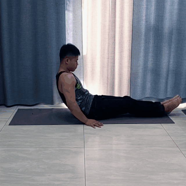 腹肌练习的挤压者坐姿屈膝与两头起