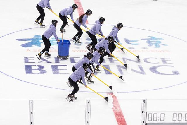 “相约北京”冰球国内测试活动在北京五棵松中心举行，11月9日，志愿者在比赛间隙清冰。新华社记者吴壮摄