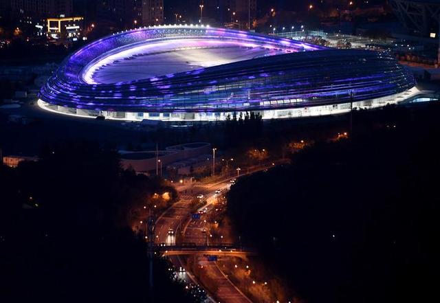北京市冬奥场馆和配套基础设施建设在10月28日已全面收官，图为国家速滑馆夜景。新华社记者张晨霖摄