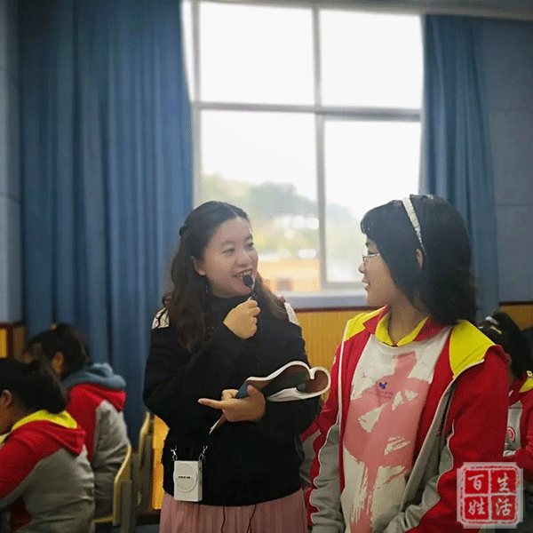 红旗学校的张宇晴老师给甘洛中学(初中部)初二二班的孩子们带来去了一