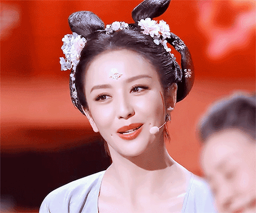 还记得佟丽娅在《国家宝藏》里身着坦领襦裙,画着"落梅妆,就很有大唐
