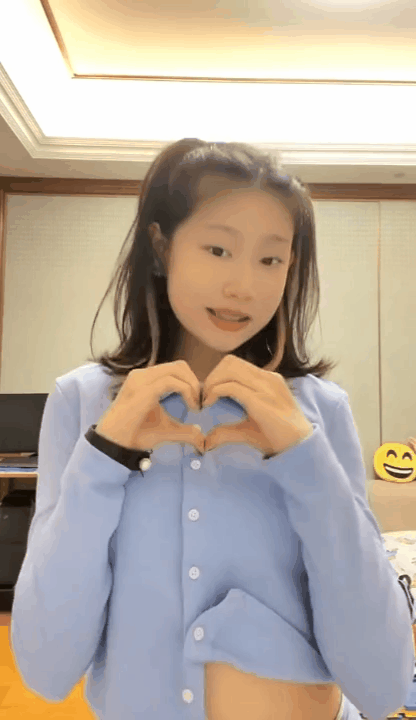 小沈阳的女儿虽然未成年但跳舞的样子很成熟穿搭也很大胆时髦