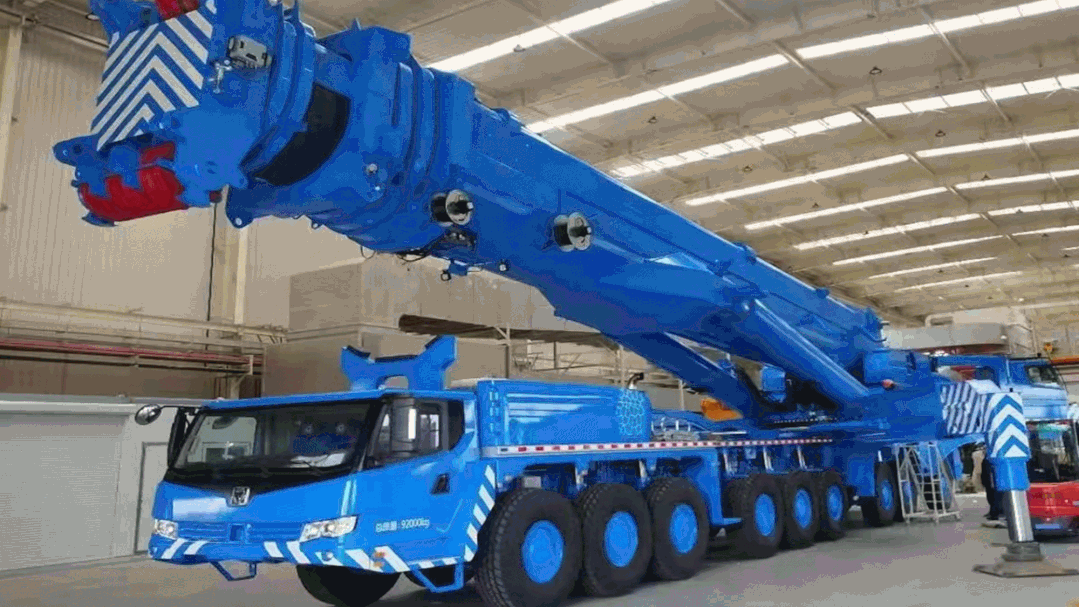 全球首台"蓝麒麟"1600吨吊车行驶,兰博基尼就是个弟弟!