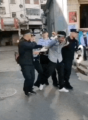 7死13伤安庆杀人案吴亮获判死刑从小父母离异悲观厌世步行街上乱刀砍
