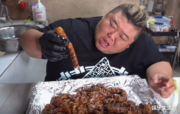 600斤胖猴仔呼吸困难还吃,猪大肠一口一根,洗洁精都往锅里煮