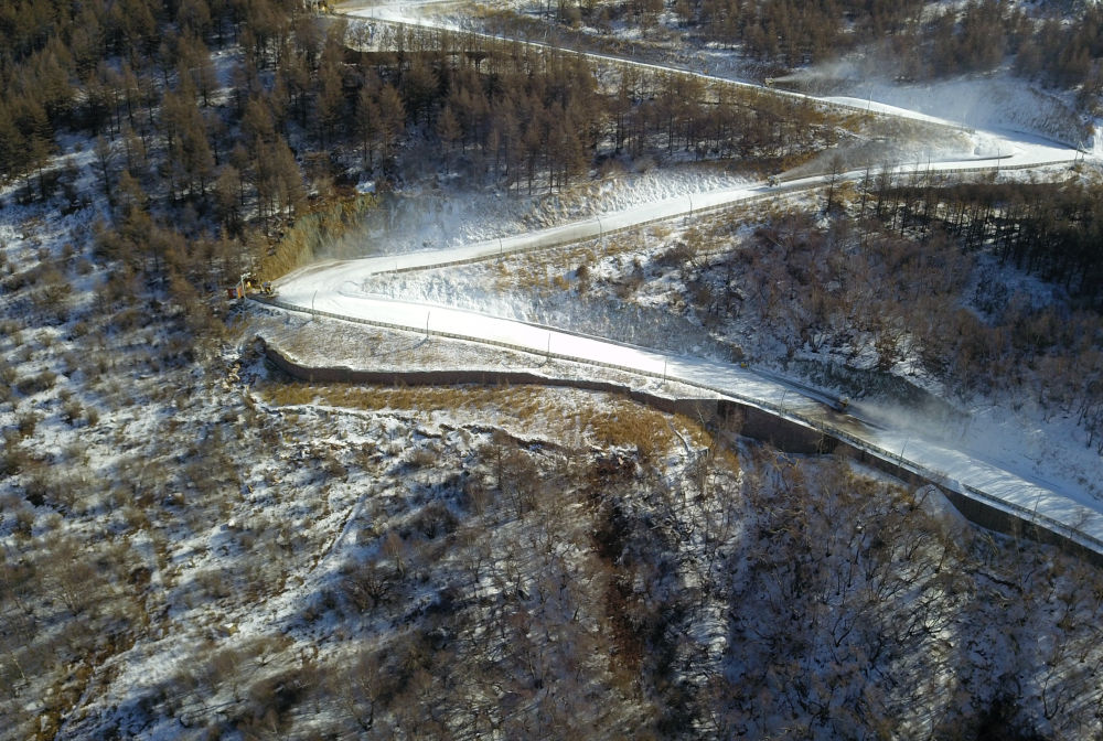 11月16日，正在造雪中的国家高山滑雪中心雪道（无人机照片）。新华社记者 张晨霖 摄