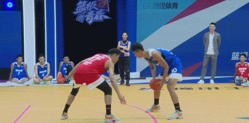 《篮板青春》第二季第四期:杨鸣带元老队回归 两代篮板少年对决