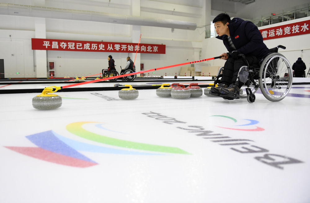 2020年12月24日，国家轮椅冰壶队队员张明亮在训练中。新华社记者 张晨霖 摄