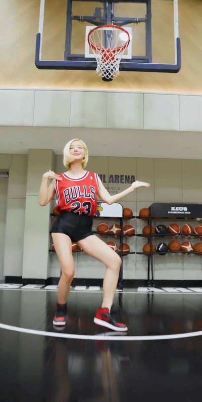 dj soda 英雄联盟变装!cos"狐狸"放大招!谁还关心她脚上的 aj 啊!