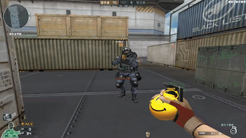 来看,微笑手榴弹是普通手雷的模型,在表面贴了一张黄色背景的笑脸表情