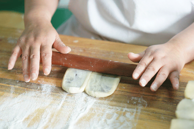 好口感好,除了靠用料,还有就是靠手工,靠吃苦,"祥禾饽饽铺"的师傅们