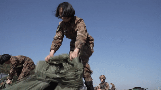 防化女兵考核,比满分成绩还快20秒