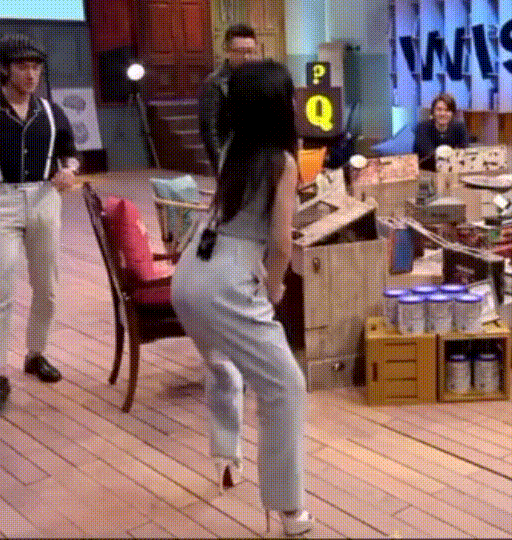 但对于没有接触过健身的人来说,非常困难,更何况柳岩当时还穿着高跟鞋