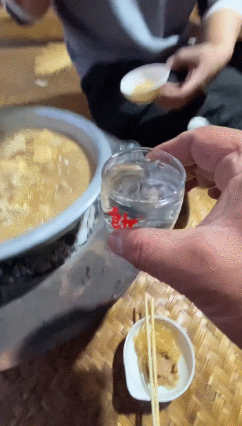 偶尔几个镜头也会有友情客串,蹲茅坑的二涛,蹭饭的七爷,着实再现了有