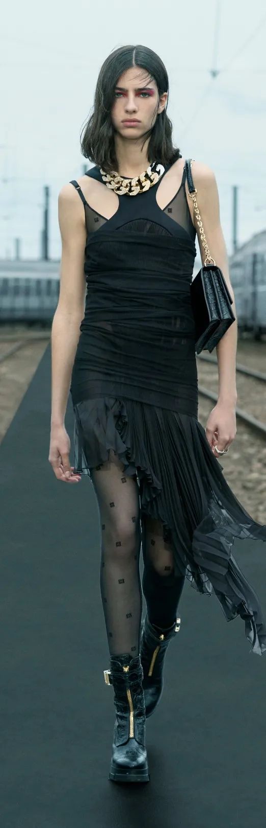 如何在沉闷厚重的秋冬服饰中穿出亮点 他们都是这样做的