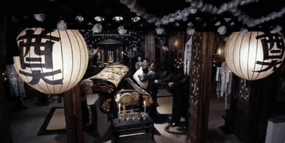 不得不说,这一段给人的震撼还是很足的,除了棺材里的李菁涂白了脸