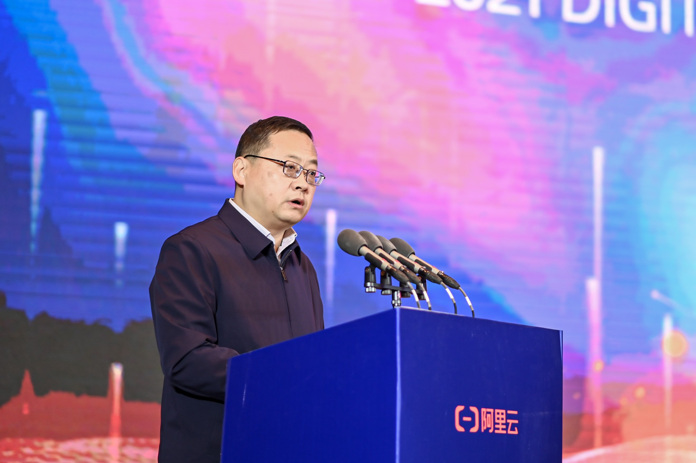 大会由阿里云主办,山东省工业与信息化厅党组成员,副厅长安文建出席