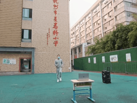 今天(12月10日)上午,杭州市长寿桥小学三年级的同学们在家上了一堂