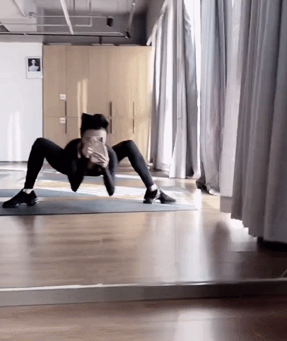 46岁金巧巧跟风秀蜘蛛腿柔韧性惊人排骨胸全程抢镜