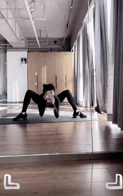 46岁金巧巧跟风秀"蜘蛛腿",柔韧性惊人,排骨胸全程抢镜_腾讯新闻