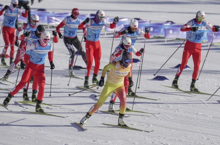12月12日，越野滑雪国家集训队运动员在河北省张家口市进行队内模拟赛。新华社记者胡虎虎摄