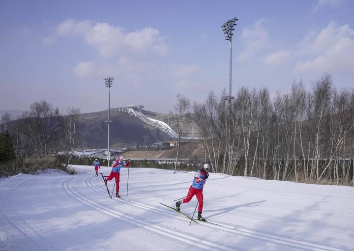 12月12日，越野滑雪国家集训队运动员在河北省张家口市进行队内模拟赛。新华社记者胡虎虎摄