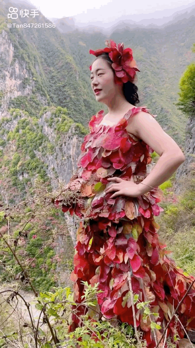 破布,麻袋,树叶……一个山村姑娘的另类"t台"