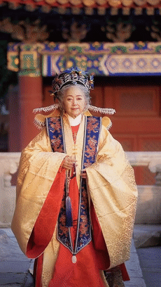 这位77岁的奶奶,穿上汉服也太惊艳了!