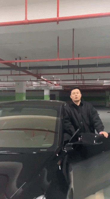 中国小哥撞脸世界首富马斯克,一夜爆红!
