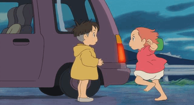 波妞和宗介久别重逢而相拥,因为抱得太紧,衣服涨起了气;在注意细节