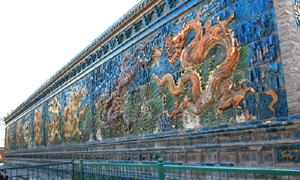 皇家宫廷照壁以琉璃九龙壁最为尊贵.