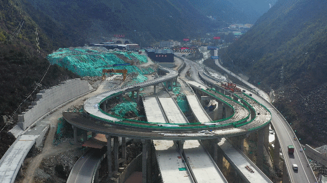 献礼党代会雅叶高速康定互通枢纽连接线全部钢箱梁架设完毕