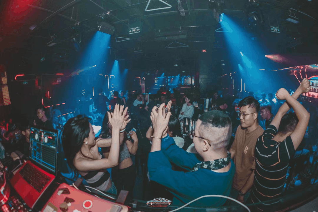 酒吧现场(酒吧现场视频发朋友圈)