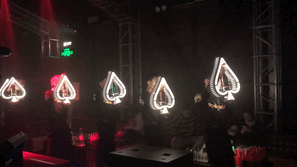 商业鬼才王思聪一场"王的盛宴",竟然把夜店的黑桃a带火了