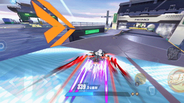 车速较快,需略微提前进行漂移,在拱门前提前进行弹射甩尾通过拱门即可