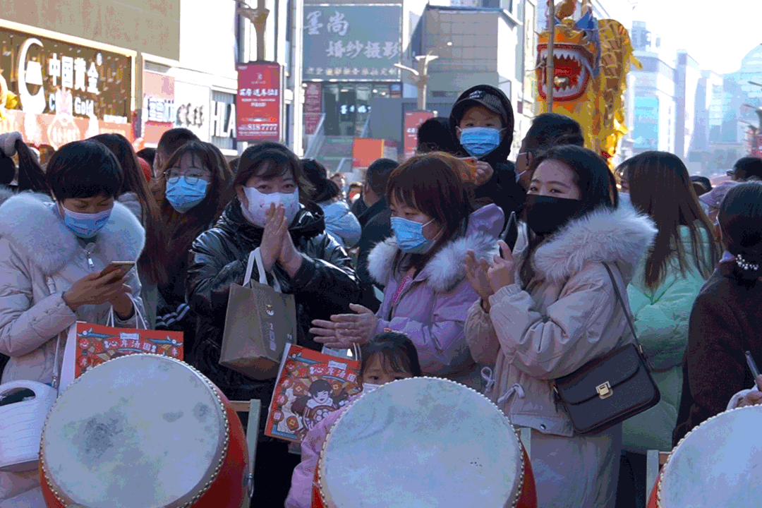 银川人提前过年啦!2022第一天,步行街人山人海迎新年!