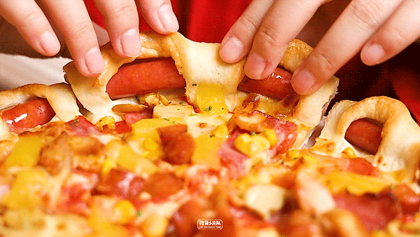 这个比萨,烤肠卷边会爆汁