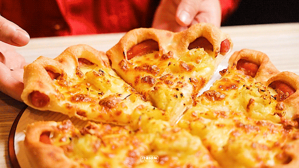 这个比萨,烤肠卷边会爆汁