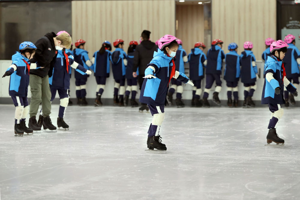 上海黄浦区卢湾一中心小学的学生在课堂上学习滑冰（2021年12月22日摄）。新华社记者 刘颖 摄