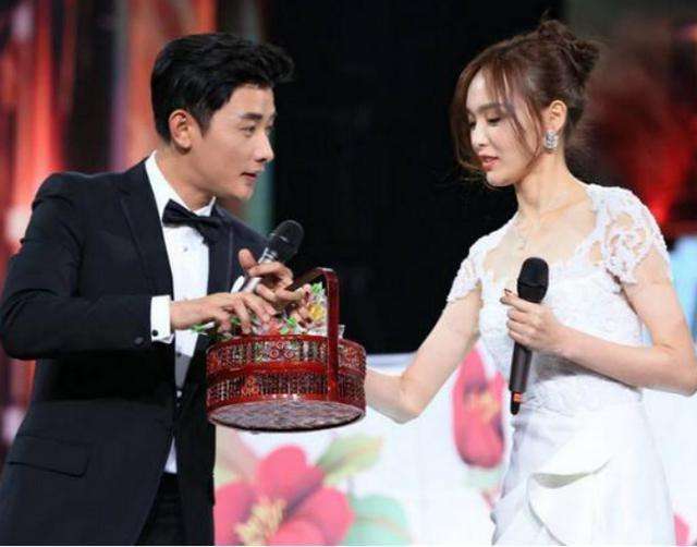 唐嫣脖子现草莓印,网友喊话罗晋:别解释,小唐嫣