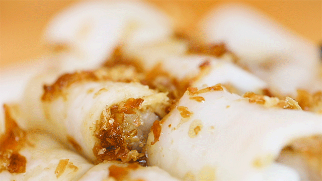 蘸料也有两种选择,一种是直接浇上去的葱油,另一种是由米浆制作而成的