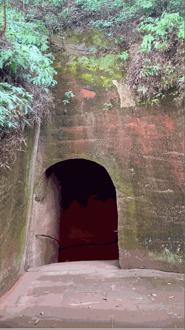 在电视剧中的经典桥段,例如"步惊云抓着麒麟臂,受伤跌倒在凌云窟前"