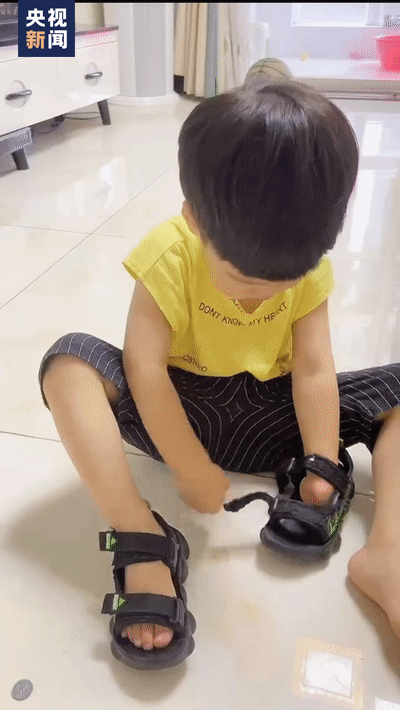 4岁左手无指男童学着包饺子一句话让网友动容