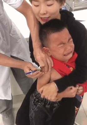 还有一个超有趣的视频让停就马上停了大姨让哭才开始哭小朋友打针的