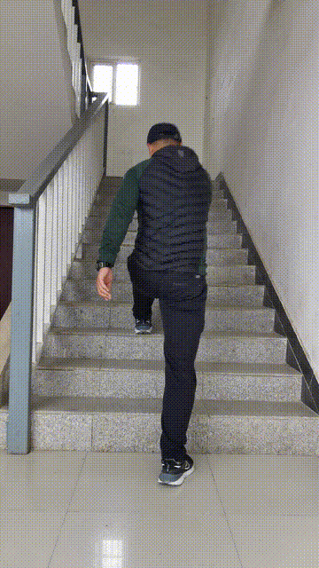 的力量向上迈步,可以先在平地上练弓步走,找到感觉然后再在楼梯上练习
