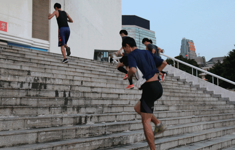 深蹲跳动作和蛙跳一样,只不过不是平地跳,而是保证安全的情况下尽力