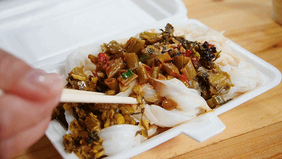 玉林这家藏得很深的泡沫箱式肠粉,才3块钱一份!