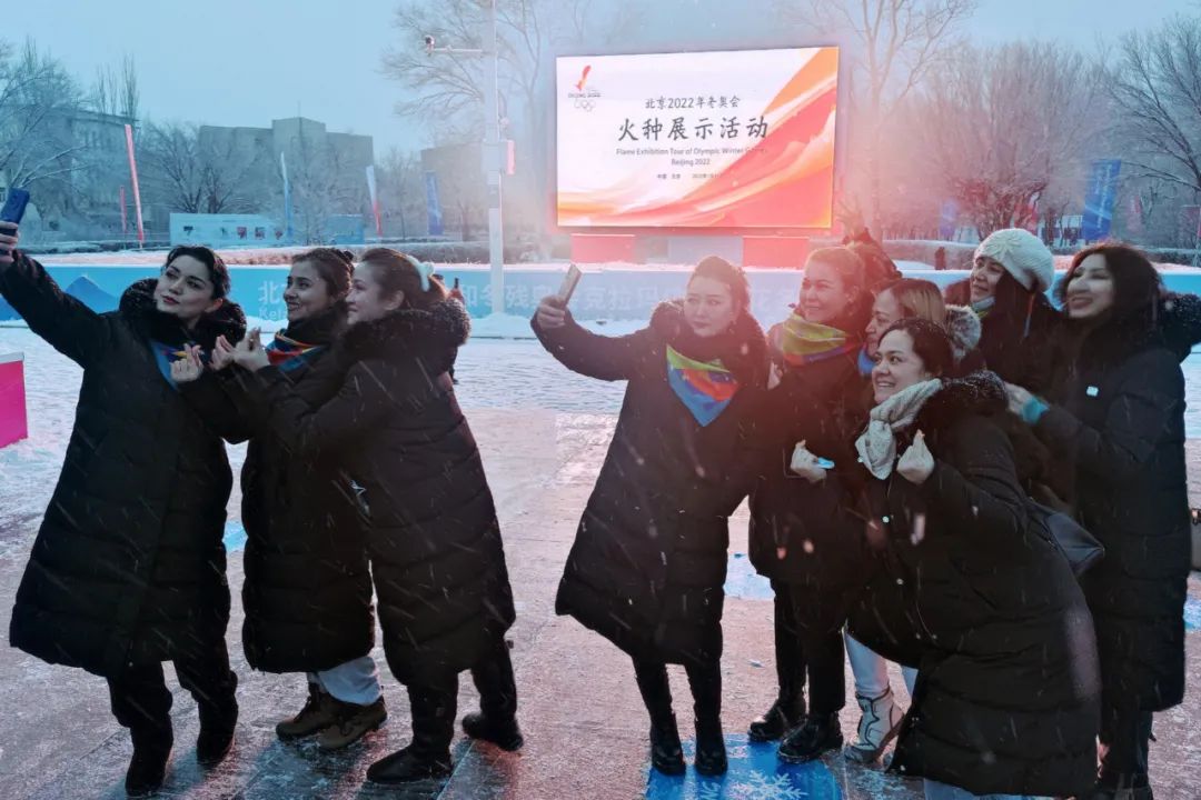 新疆克拉玛依分会场观众参与展示活动（摄影：克拉玛依日报社 李浩然)